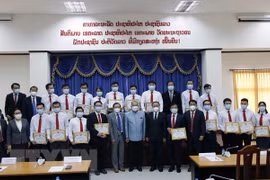 Vietnamese medical experts lauded in COVID-19 fight in Laos