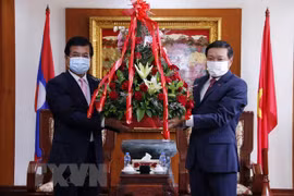 Lao officials congratulate Vietnam’s achievements 