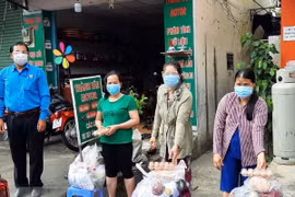 10,000 gift packages come to needy workers in HCM City