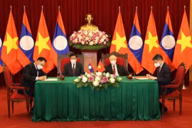 Top Vietnamese, Lao leaders witness signing of bilateral cooperation pacts
