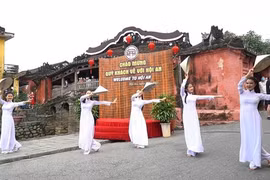 First foreign visitors under vaccine passport scheme enjoy Hoi An tour