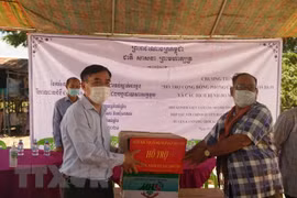 COVID-19 relief aid handed over to Vietnamese Cambodians 