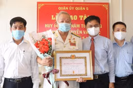 HCM City: Over 2,100 Party members receive membership badges