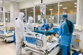 Top-level experts consult over conditions of three severe COVID-19 patients