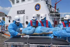 Sick Philippine sailor brought ashore for treatment in Khanh Hoa