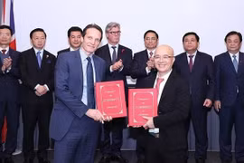 PM witnesses signing of 26 cooperation deals between Vietnam, UK