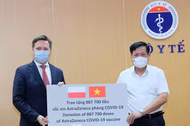 Vietnam receives nearly 2 million doses of COVID-19 vaccine donated by Poland, RoK