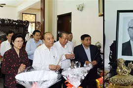 Prime Minister offers incense to late Party, State leaders