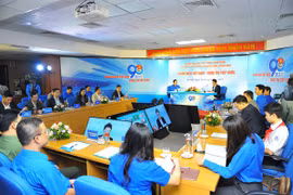 Communist Youth Union's leader holds dialogue with youngsters, children