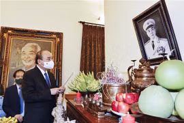 President offers incense to Gen. Vo Nguyen Giap