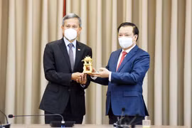 Hanoi wishes to step up technology transfer, experience sharing with Singapore