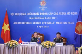 Deputy Defence Minister Sen. Lieut. Gen Hoang Xuan Chien (L) at the meeting (Photo: VNA)
