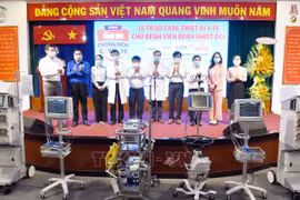 HCM City’s Hospital for Tropical Diseases receives aid to serve COVID-19 treatment