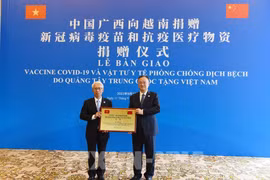 China’s Guangxi donates 10 million USD worth of medical supplies to aid Vietnam’s COVID-19 fight