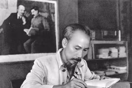 Exhibition on President Ho Chi Minh opens at former revolutionary base