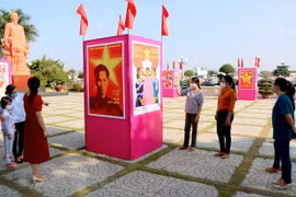 Posters on President Ho Chi Minh’s departure to seek ways for nat’l salvation on display