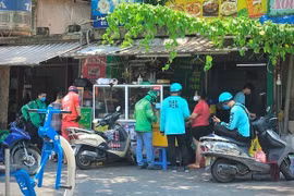 COVID-19: Hanoi permits motorbike shippers to operate from 9am to 8pm