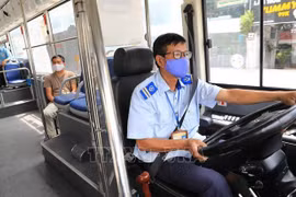 HCM City issues plan of transporting workers back after social distancing eases