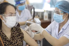 HCM City, Hanoi accelerate testing, vaccinations against COVID-19
