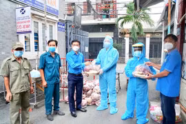 Nearly 300,000 COVID-19 hit workers in HCM City receive financial support