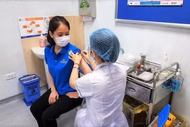 Vietnam Airlines’ frontline personnel inoculated against COVID-19