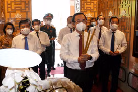 Ho Chi Minh City leaders commemorate President Ho Chi Minh on National Day
