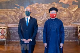 Ambassador presents credentials to Portuguese President