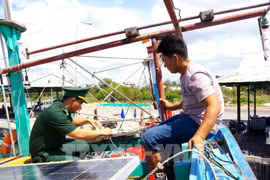 A border guard inspects a fishing boat's loss of connection (Photo: VNA)