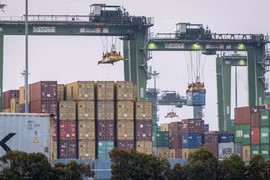 Container loading and unloading in the Tanjung Priok Port area, Jakarta (Photo: Antara)