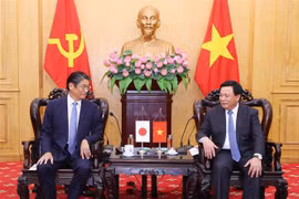 President of the Ho Chi Minh National Academy of Politics Nguyen Xuan Thang (R) and Japanese Ambassador to Vietnam Ito Naoki (Photo: VNA)