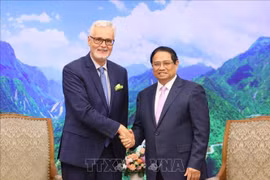 Prime Minister Pham Minh Chinh (R) and German Ambassador Guido Hildner. (Photo: VNA)