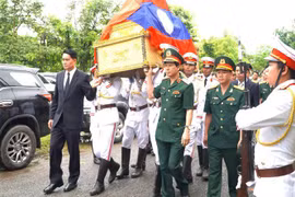 At the ceremony in Laos's Oumdomxay province on June 18 to handover and repatriate remains of Vietnamese volunteer soldiers and experts. (Photo: VNA)