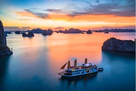 A cruise ship floating on Ha Long Bay (Photo: VNA)