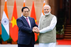 Prime Minister Pham Minh Chinh (L) and Prime Minister Narendra Modi (Photo: VNA)