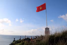 Sovereignty flag pole unveiled on Phu Quy Island