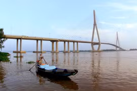 Can Tho river signs to reduce speeds, erosion