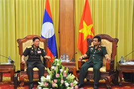 Vietnam, Laos tank-artillery forces boost training cooperation