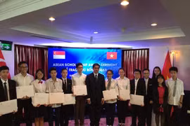 Vietnamese students receive ASEAN scholarships
