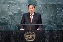  Lao President begins official visit to Cuba