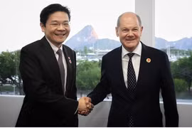 Singaporean Prime Minister Lawrence Wong (left) and German Chancellor Olaf Scholz meet on the sidelines of the G-20 Summit in Brazil on November 18 (Photo: The Straits Times)