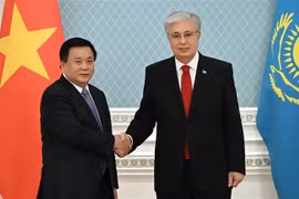 Nguyen Xuan Thang (L), Politburo member, President of the Ho Chi Minh National Academy of Politics, and Chairman of the Central Theory Council, welcomed by Kazakh President Kassym-Jomart Tokayev (Photo: VNA)