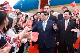 Prime Minister Pham Minh Chinh (C) welcomed at Kunming Changshui International Airport (Photo: VNA)