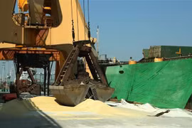 Loading fertiliser onto a ship at the Dinh Vu Port in Hai Phong city. (Photo: VNA)
