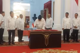 Indonesian President Prabowo Subianto signs the regulation (Photo: Antara)