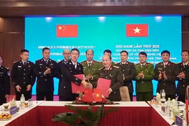 Dien Bien provincial Department of Public Security and Public Security Bureau of Pu’er city sign Memorandum of Understanding outlining bilateral cooperation on ensuring security and order in the border areas (Photo: VNA)