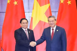 Prime Minister Pham Minh Chinh (L) shakes hands with Chinese Premier Li Qiang. (Photo: VNA)