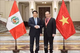 State President Luong Cuong (L) meets President of the Supreme Court of Peru Javier Arévalo Vela (Photo: VNA)