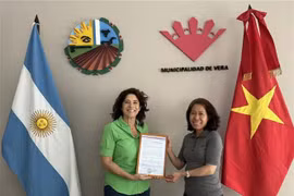 Vietnamese Ambassador to Argentina Ngo Minh Nguyet (R) and Mayor of Vera city Paura Mitre (Photo: VNA)