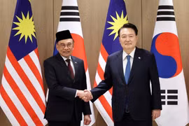 RoK President Yoon Suk Yeol (R) and Malaysian Prime Minister Anwar Ibrahim (Photo: VNA)