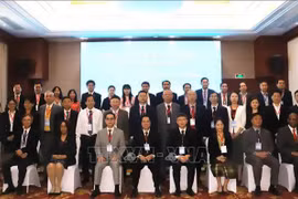 Participants at the international forum on socialism pose for a group photo (Photo: VNA)